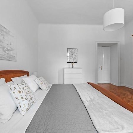 White Imperial Apartment Пула Экстерьер фото